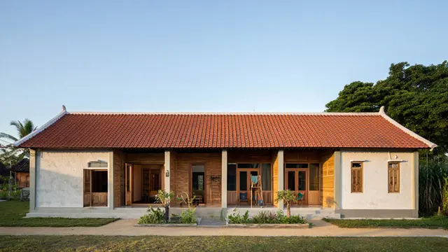 Desain Rumah Desa Memanjang yang Cocok untuk Tanah Sempit (AI)