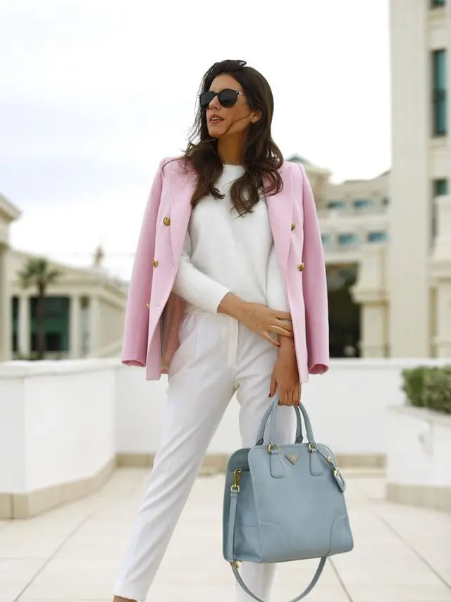 Look Girly dengan Baju Putih dan Sepatu Pink