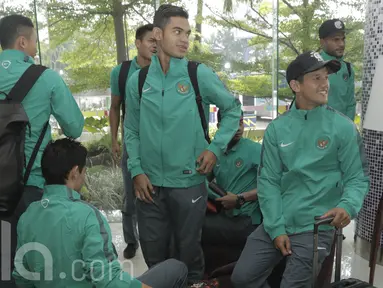 Sejumlah pemain Timnas Indonesia U-22 jelang keberangkatan ke Kamboja di Jakarta, Senin (05/06/2017). Timnas Indonesia U-22 akan menghadapi laga uji coba melawan Kamboja pada 8 Juni 2017. (Bola.com/M Iqbal Ichsan)