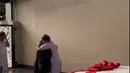 Mamanya sangat terharu dan tak kuat menahan air mata dan langsung memeluk dan mendoakan Fadil. Tampak, ayah Fadil juga beberapa kali mengusap air mata. [Youtube/Fadil Jaidi]