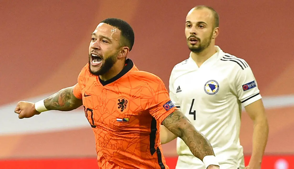 Pemain Belanda, Memphis Depay, melakukan selebrasi usai mencetak gol ke gawang Bosnia and Herzegovina pada laga UEFA Nations League di Johan Cruyff ArenA, Senin (16/11/2020). Belanda menang dengan skor 3-1. (John Thys/Pool via AP)