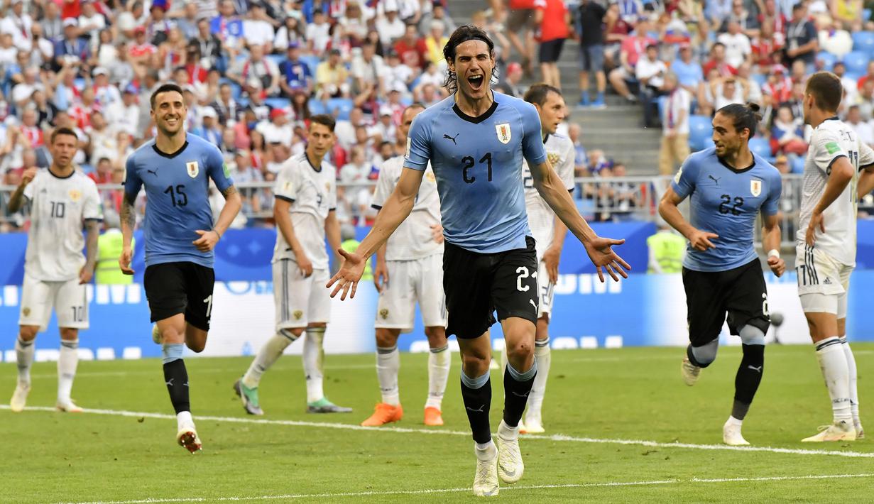 Pemain Uruguay, Edinson Cavani (tengah) merayakan golnya ke gawang Rusia pada laga grup A Piala Dunia 2018 di Samara Arena, Samara, Rusia, (25/6/2018). Uruguay menang 3-0. (AP/Martin Meissner)
