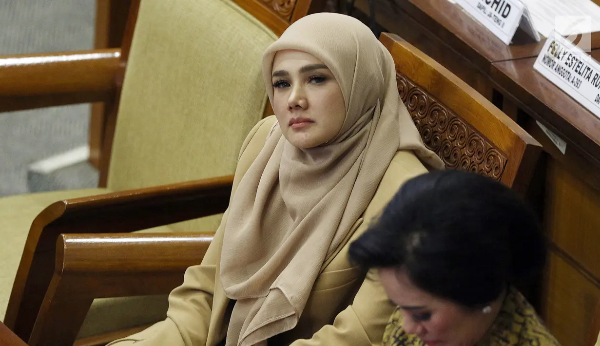 Anggota DPR Mulan Jameela saat mengikuti Rapat Paripurna ke-2 di Kompleks Parlemen, Jakarta, Selasa (1/10/2019). Istri Ahmad Dhani tersebut lolos sebagai anggota DPR periode 2019-2024. (Liputan6.com/JohanTallo)