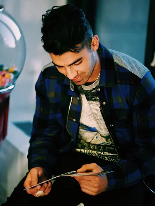 Pesta pernikahan yang diadakan di bilangan Malibu pada akhir pekan kemarin, juga dihadiri Nick Jonas. Ketika teman-temannya asik berfoto, Joe dan Sofie sibuk habiskan waktu bersama dengan bergurau. (Instagram/joejonas)