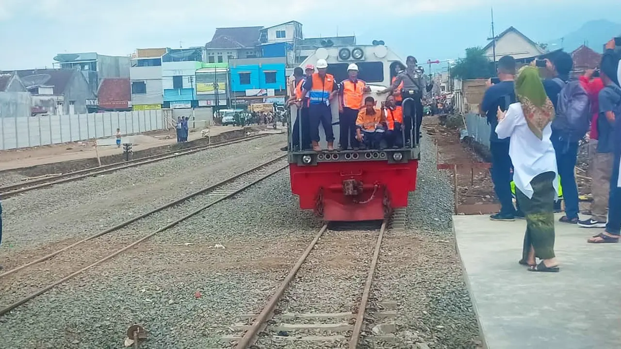 Ratusan masyarakat Garut, langsung menyemut saat lokomotif uji coba tanpa gerbong tiba di Stasiun Garut dengan selamat