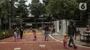 Orangtua mengajak anak-anaknya bermain di Taman Puring, Jakarta, Sabtu (3/4/2021). Taman Puring menjadi salah satu tempat alternatif liburan warga di tengah masa Pandemi COVID-19 dan liburan panjang akhir pekan yang bertepatan dengan libur Hari Raya Paskah. (Liputan6.com/Johan Tallo)