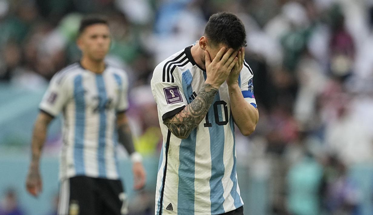 Argentina secara mengejutkan harus kalah 1-2 dari Arab Saudi pada matchday pertama Grup C Piala Dunia 2022, Selasa (22/11/2022). Padahal, La Albiceleste merupakan tim unggulan di perhelatan akbar sepak bola empat tahunan tersebut karena dihuni banyak pemain bintang. Selain Messi dan kolega berikut tim unggulan yang kalah di matchday pertama Piala Dunia. (AP/Ebrahim Noroozi)