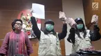 Wakil Ketua KPK, Basaria Panjaitan dan dua penyidik menunjukkan barang bukti Operasi Tangkap Tangan (OTT) uang Rp 500 juta di Gedung KPK Jakarta, Sabtu (14/7). KPK menetapkan dua tersangka di rumah dinas Menteri Sosial. (Liputan6.com/Johan Tallo)
