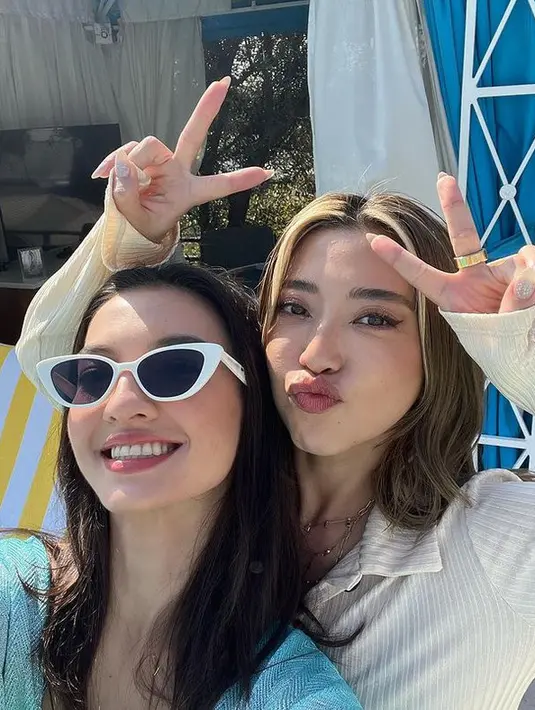 Ia tampak begitu menikmati harinya. Untuk menambah gaya, paduan sunglasses mengoptimalkan gaya khas musim panasnya.