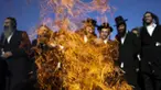 Orang-orang Yahudi Ultra Ortodoks menari di sekitar api unggun saat perayaan Lag BaOmer di situs makam tradisional Rabbi Shimon Bar Yochai di Gunung Meron, Israel, Kamis (19/5/2022). Orang Israel menyalakan api unggun selama perayaan Lag BaOmer untuk memperingati berakhirnya wabah yang dikatakan telah memusnahkan orang Yahudi di zaman Romawi. (AP Photo/Ariel Schalit)