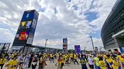 Suporter Ekuador dan Jerman memadati area luar MetLife Stadium, New York New Jersey, AS, jelang pertandingan fase grup Piala Dunia 2026, Kamis (25/6/2026). Ribuan pendukung dari kedua negara menciptakan suasana semarak dengan mengenakan atribut tim, bernyanyi, dan berfoto sebelum memasuki stadion. (KLY Sports/Hery Kurniawan)