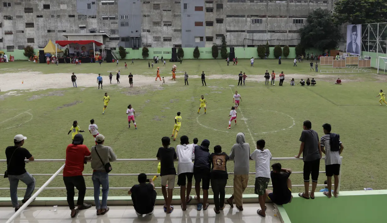 Pemain tim putri Persijap saat melawan BMIFA di lapangan VIJ, Petojo, Jakarta, Sabtu (16/2). Acara ini rangkaian dari Festival 125 Tahun MH Thamrin. (Bola.com/Yoppy Renato)