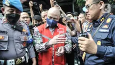 Tersangka Irjen Pol Teddy Minahasa mengenakan rompi merah Kejaksaan saat menuju mobil tahanan usai pelimpahan tahap II kasus narkoba di Kejaksaan Negeri Jakarta Barat, Rabu (11/1/2023). Penyidik Ditresnarkoba Polda Metro Jaya resmi melimpahkan berkas perkara kasus narkoba mantan Kapolda Sumatera Barat Irjen Pol Teddy Minahasa dan sejumlah tersangka ke Kejari Jakarta Barat. (merdeka.com/Iqbal S Nugroho)