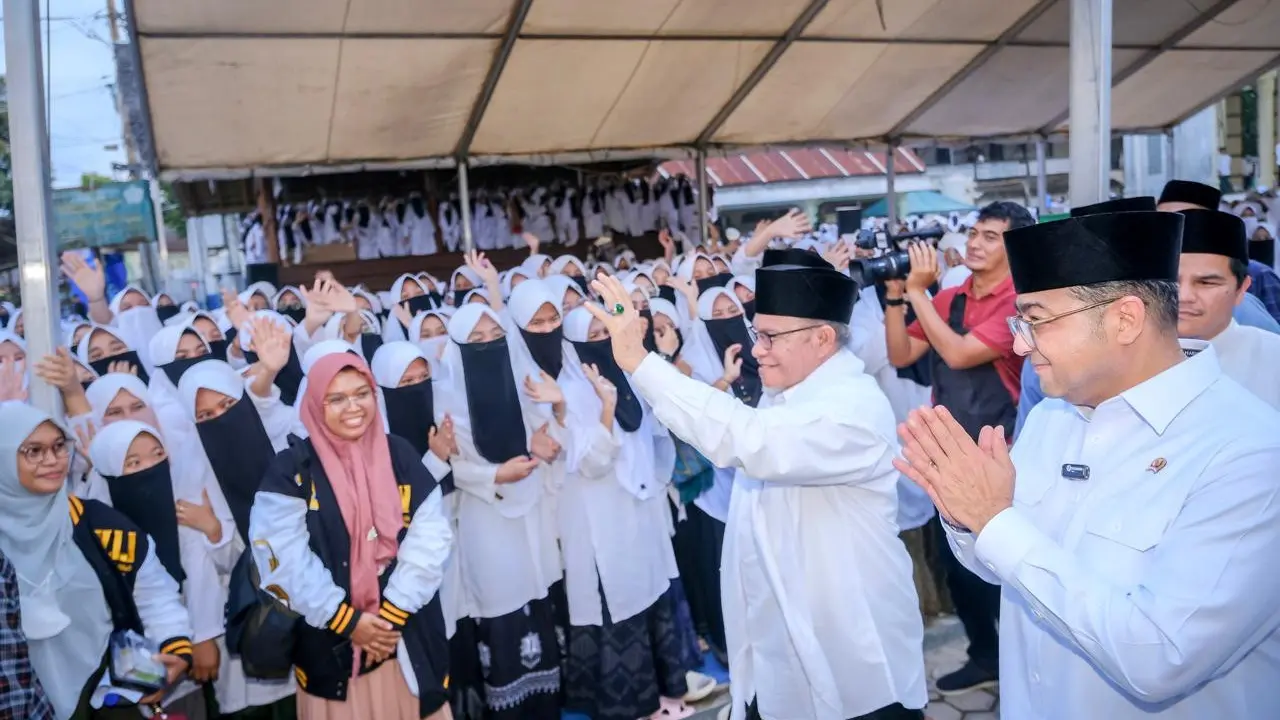 Menteri Ekonomi Kreatif/Kepala Badan Ekonomi Kreatif Teuku Riefky Harsya mengajak para santri meningkatkan peran dan kontribusi dalam menyebarkan pesan-pesan positif melalui konten digital.