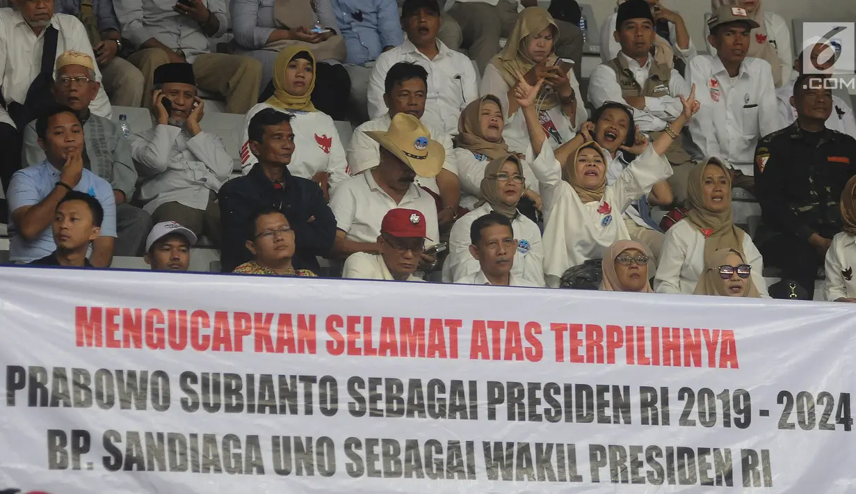 Pendukung capres-cawapres 02 saat menghadiri Syukuran dan Munajat Kemenangan Prabowo-Sandi di Padepokan Pencak Silat TMII, Jakarta, Rabu (24/4). Syukuran dan Munajat Kemenangan Prabowo-Sandi dihadiri Amien Rais dan Djoko Santoso. (Liputan6.com/Herman Zakharia)