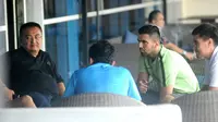 Ahmet Atayew (hijau) ditemani Mekan Nasirov dan GM Arema, Ruddy Widodo. (Bola.com/Iwan Setiawan)