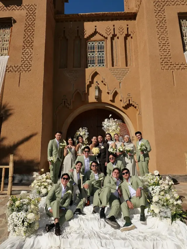 9 Potret Artis Jadi Bridesmaid & Groomsmen Pernikahan Ranggaz Laksmana di Maroko