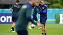 Pelatih Italia, Roberto Mancini menyaksikan pemainnya berlatih di tempat latihan Tottenham Hotspur di London, Sabtu (10/7/2021). Italia akan bertanding melawan Inggris pada final Euro 2020 di Stadion Wembley. (AP Photo/Frank Augstein)