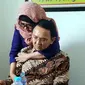 Ahok dipeluk kakak angkatnya Nana Riwayatie sambil menangis usai persidangan. (Ist)