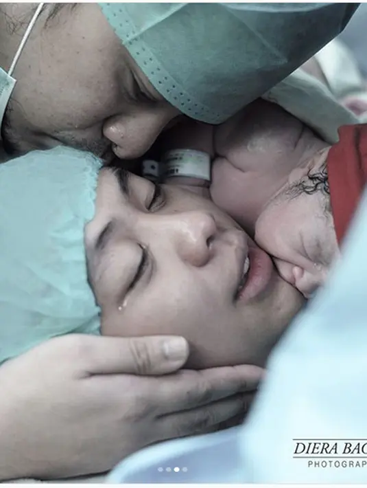 Sekedar informasi Oki Setiana Dewi resmi menikah dengan Ory Vitrio sejak 2013 silam. Pada 2014, ia melahirkan Maryam Nusaibah Abdullah dan pada 2016 anak kedua lahir dan diberinama Khadeejah Faatimah Abdullah. (Instagram/dierabachir)