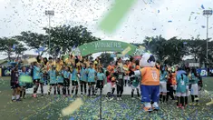 Para pemain dari SDN Pulogebang 13, SDN Gedong 03, SDN Kalisari 01, dan SDN Mekarjaya 12 berselebrasi setelah laga final MilkLife Soccer Challange Jakarta 2025 yang berlangsung di Kingkong Soccer Arena, Cijantung, Jakarta Timur pada Minggu (04/05/2025). (Bola.com/Bagaskara Lazuardi)