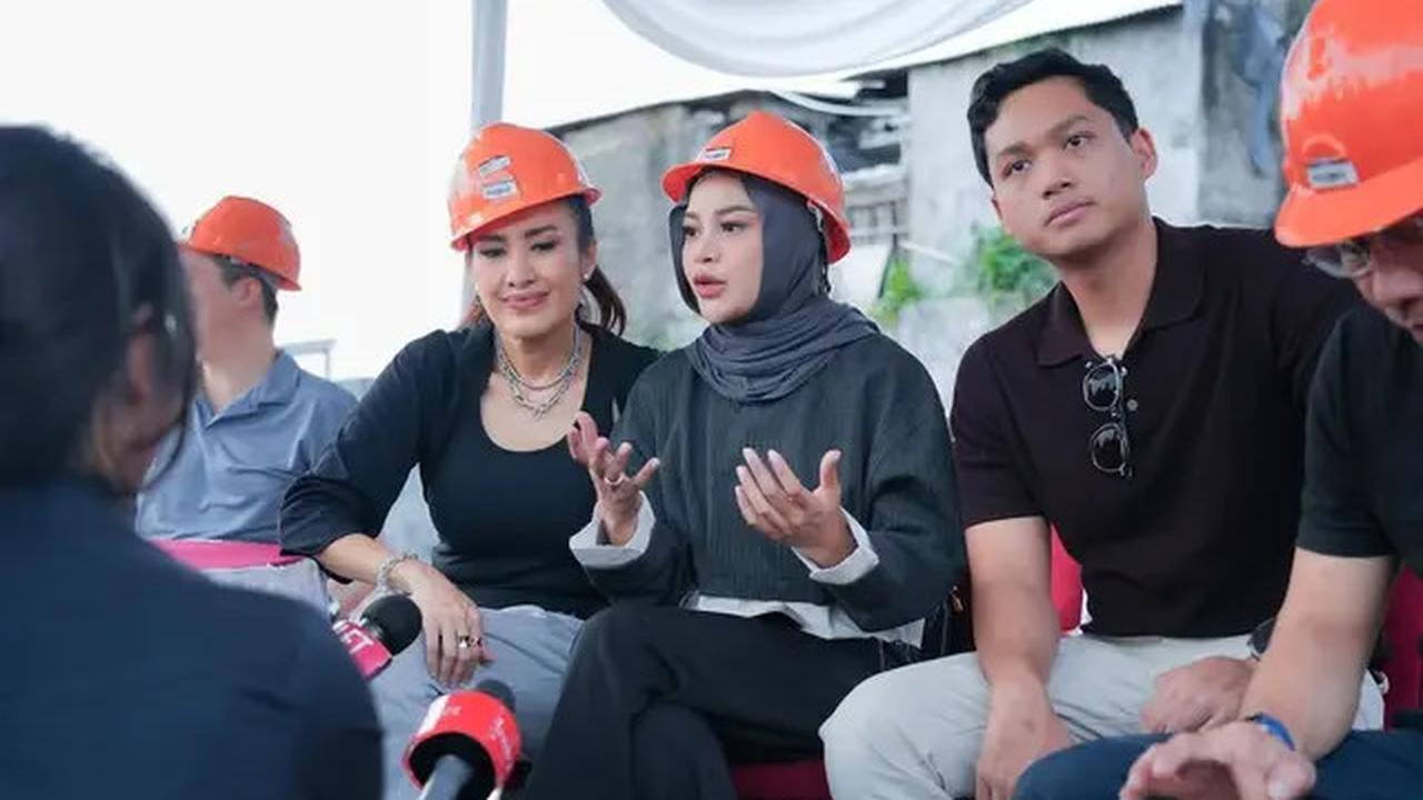Gaya Modis Aurel Hermansyah saat Peletakan Batu Pertama Lapangan Padel Miliknya