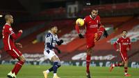 Bek Liverpool, Joel Matip berusaha mengontrol bola saat melawan West Bromwich Albion pada pertandingan lanjutan Liga Inggris di stadion Anfield, Inggris, Senin (28/12/2020). (Clive Brunskill/Pool via AP)