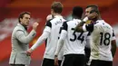 Manajer tim Fulham, Scott Parker (kiri) memberi selamat kepada para pemainnya usai mengalahkan Liverpool 1-0 dalam laga lanjutan Liga Inggris 2020/21 di Anfield Stadium, Minggu (7/3/2021). (AFP/Phil Noble/Pool)