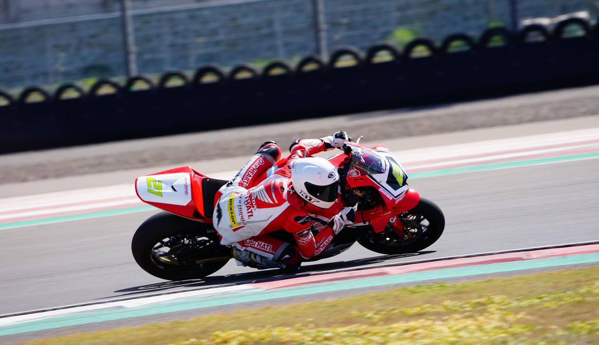 Pembalap Astra Honda Racing Team (AHRT), Mohammad Adenanta Putra saat berlomba pada race kedua kelas SS600 seri keempat Asia Road Racing Championship (ARRC) Mandalika 2023 di Sirkuit Mandalika, Lombok, Minggu (13/8/2023). (Dok. AHRT)