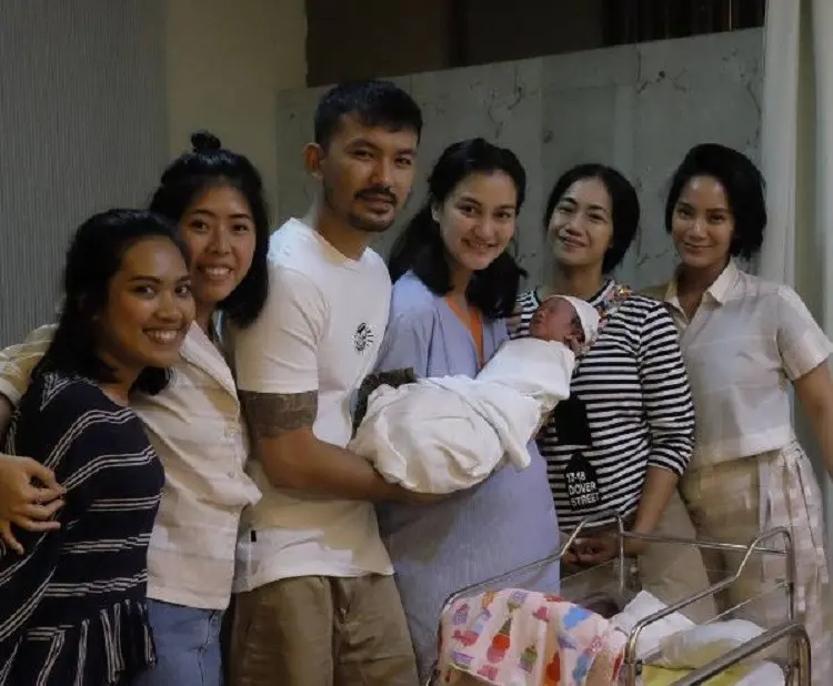 Atiqah Hasiholan - Rio Dewanto dikaruniai anak pertama | foto : instagram Rio Dewanto