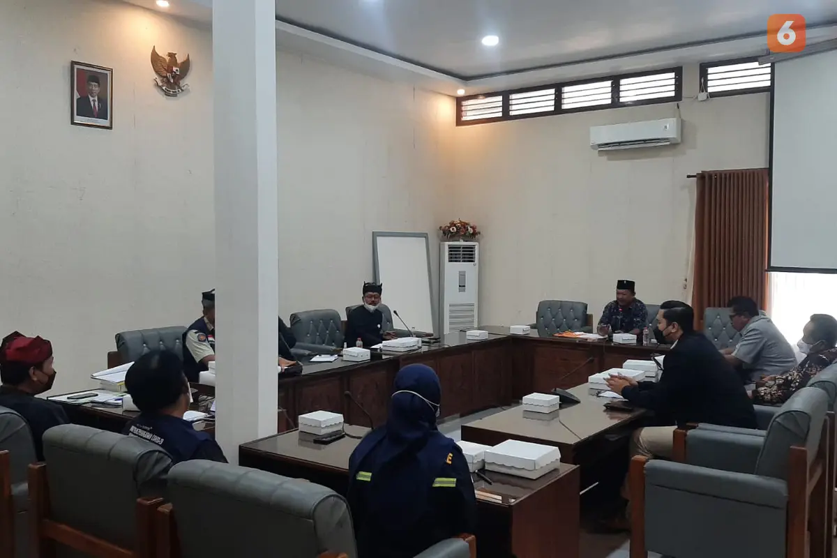 Rapat koordinasi DPRD Banyuwangi bersama sejumlah SKPD membahas kasus sampah rapid tes Antigen di Perairan Ketapang. (Hermawan Arifianto/Liputan6.com)