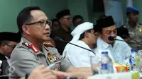 Kapolri Jenderal Pol Tito Karnavian (kiri) memberi keterangan di gedung MUI, Jakarta, Senin (28/11). Bersama MUI, Kapolri membahas aksi 2 Desember bersama Ketua Dewan Pembina GNPF-MUI, M Rizieq Shihab. (Liputan6.com/Helmi Fithriansyah)