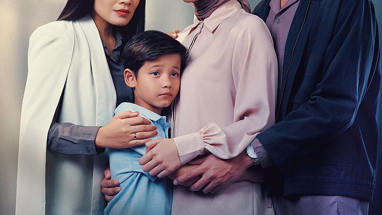 Posisi #3, 'AIR MATA DI UJUNG SAJADAH' dari Beehave Pictures, mengharukan dengan 3.126.671 penonton!<br>