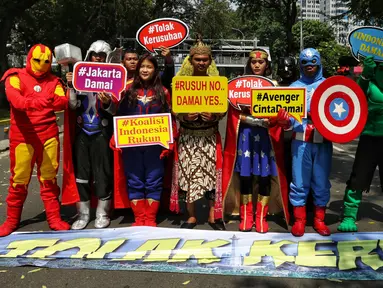 Sejumlah massa berpose mengenakan baju superhero melakukan aksi sebelum berjalan dari Patung Kuda menuju gedung Mahkamah Konstitusi (MK), Jakarta Pusat, Selasa (18/6/2019). Dalam aksinya mereka menyerukan perdamaian. (Liputan6.com/Johan Tallo)