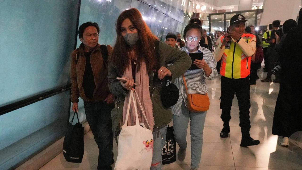 FOTO: Gelombang Pertama Evakuasi WNI dari Iran Tiba di Tanah Air