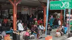 Sejumlah calon penumpang menunggu bus antar kota di terminal Kalideres Jakarta, Kamis (22/12/2022). Kepala Dinas Perhubungan (Kadishub) DKI Jakarta, Syafrin Liputo menyebutkan, Jelang Natal dan Tahun Baru penumpang bus antarkota antarprovinsi (AKAP) di Terminal Kalideres mengalami lonjakan hingga 100 persen. (Liputan6.com/Johan Tallo)