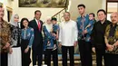 Beberapa menteri terlihat mendampingi presiden Jokowi saat bertakziah. Diantaranya terlihat, Badan Ekonomi Kreatif Triawan Munaf, Menteri Sekretaris Negara Pratikno dan Luhut Binsar Panjaitan Menteri Koordinator Bidang Maritim. (Instagram/shantysys)
