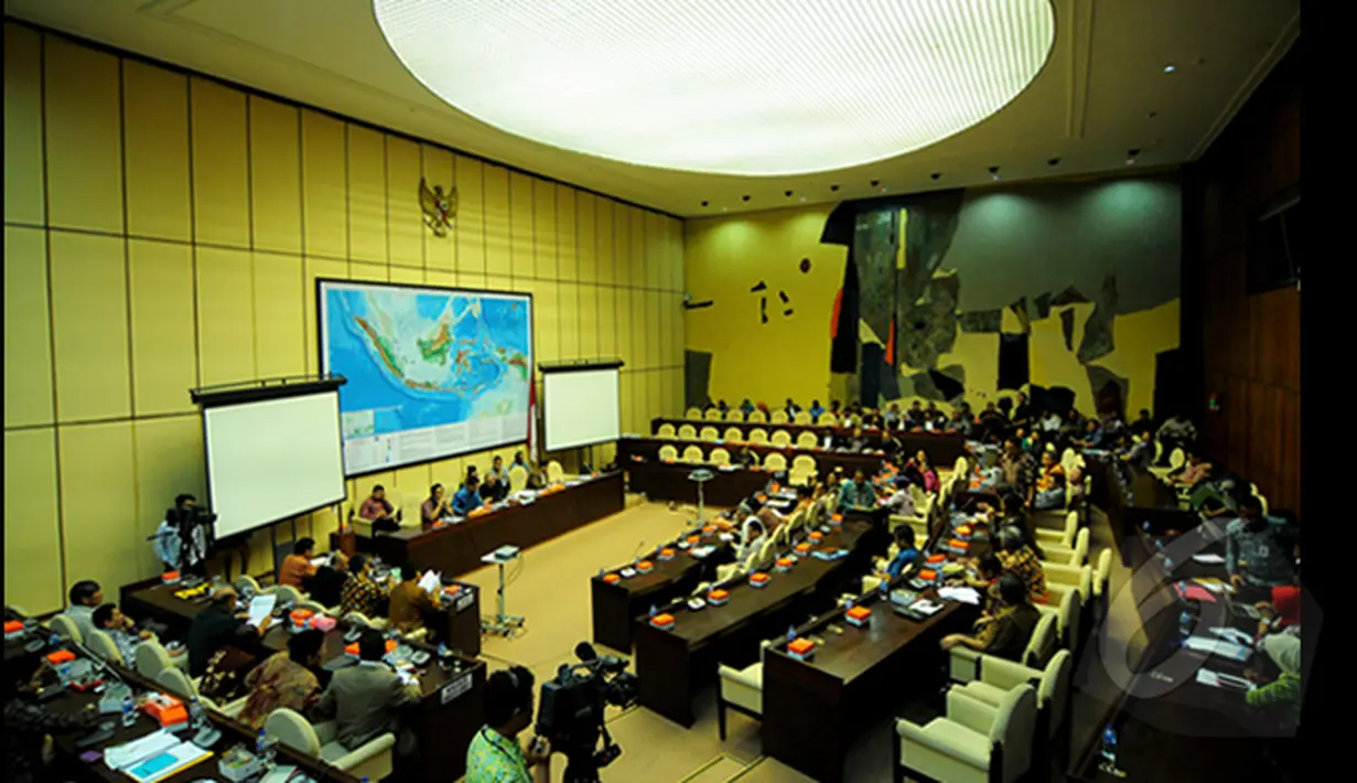Suasana sidang rapat kerja komisi II DPR RI dengan Mendagri Tjahjo Kumolo, di Gedung DPR, Senayan,  Jakarta, Jumat (16/1/2015). (Liputan6.com/Faisal R Syam)