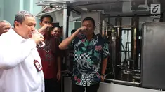 Deputi Usaha Bidang Energi, Logistik, Kawasan dan Pariwisata Kementerian BUMN Edwin Hidayat Abdullah dan Dirut Perum Jasa Tirta II Jatiluhur Djoko Saputro (kiri) meminum air olahan Portable Water Treatment, Jakarta, Jumat (9/11). (Merdeka.com/Imam Buhori)