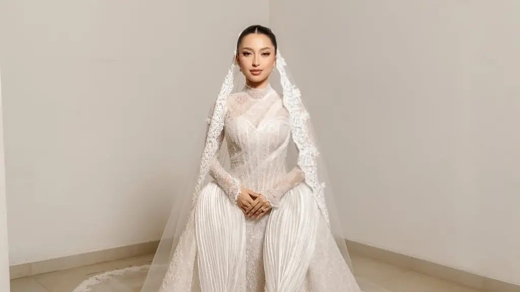 Di momen spesial tersebut, penampilan Jennifer Coppen sukses mencuri perhatian. Jika sebelumnya ia tampil dalam balutan kebaya adat, kali ini Jennifer hadir dengan gaun pengantin megah yang menjadi salah satu penampilan paling berkesan dalam seluruh rangkaian pernikahannya. [@jennifercoppenreal20].