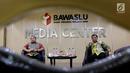 Ketua Bawaslu Abhan (kanan) dan Anggota Bawaslu Mochammad Afifuddin memberikan pemaparan saat diskusi dengan wartawan membahas persoalan seputar Daftar Pemilih Tetap (DPT) Pemilu 2019 di kantor Bawaslu, Jakarta, Rabu (14/11). (Liputan6.com/Johan Tallo)