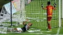 Pemain Persebaya, Irfan Jaya (bawah) meluapkan kekecewaan saat gagal memanfaatkan peluang di depan gawang Cilegon United di penyisihan Dirgantara Cup 2017 di Stadion Maguwoharjo, Sleman, Sabtu (4/3). Persebaya kalah 1-2. (Liputan6.com/Helmi Fithriansyah)