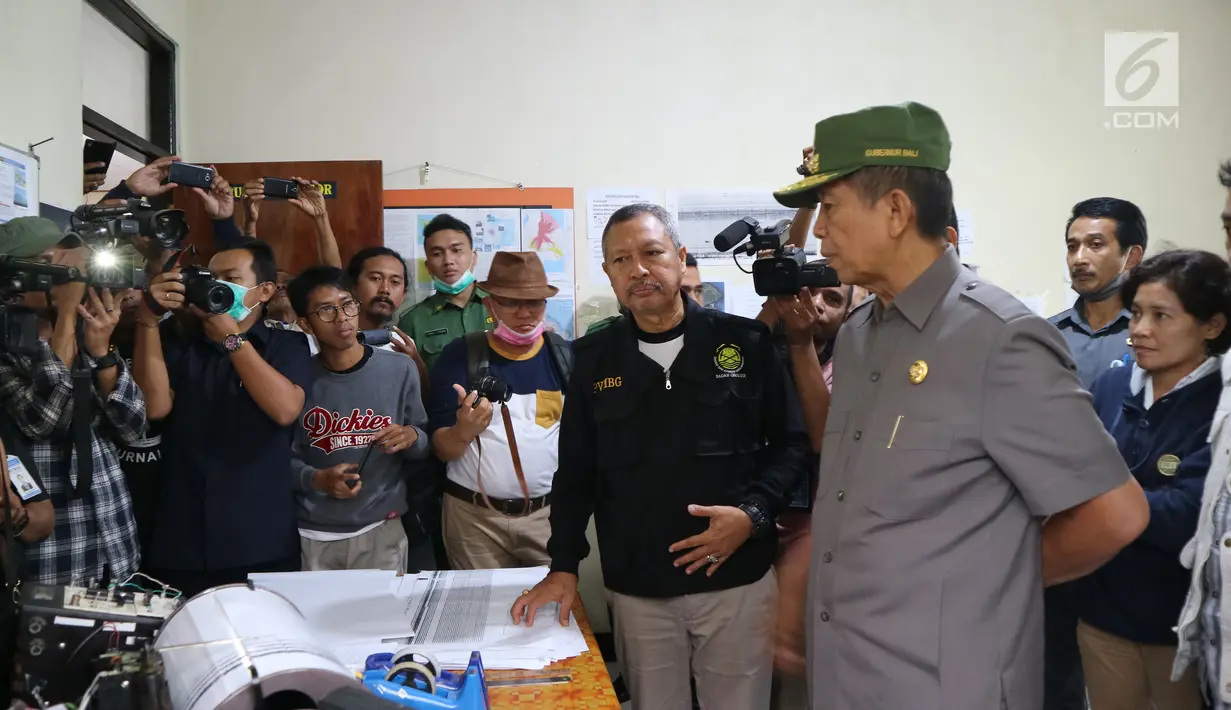 Gubernur Bali Made Mangku Pastika mengunjungi Pos Pengamatan Gunung Api Agung di Desa Rendang, Karangasem, Senin (27/11). Gubernur Bali juga meminta warga mengikuti prosedur BPBD dalam menghadapi erupsi Gunung Agung (Liputan6.com/Andi Jatmiko)
