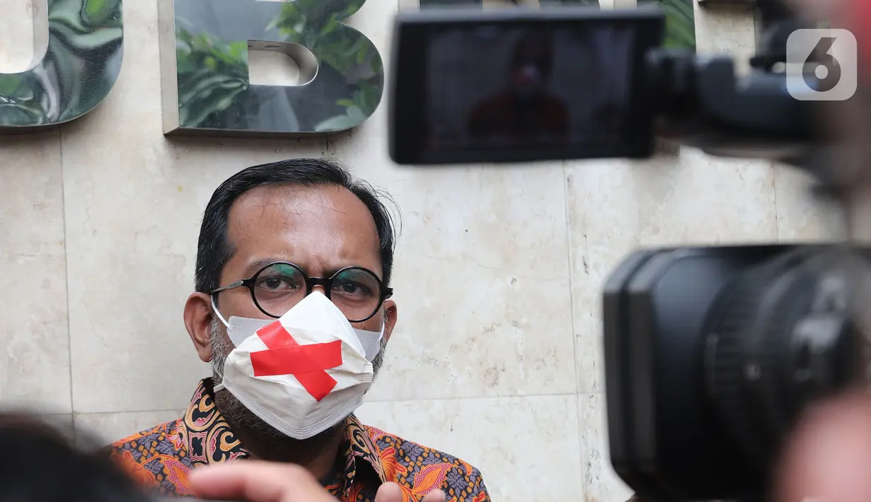 Direktur Lokataru Haris Azhar menemui awak media seusai mendatangi Polda Metro Jaya, Jakarta, Kamis (21/10/2021). Haris Azhar memenuhi panggilan mediasi atas laporan yang dibuat oleh Menteri Koordinator Bidang Kemaritiman dan Investasi Luhut Binsar Pandjaitan. (Liputan6.com/Herman Zakharia)