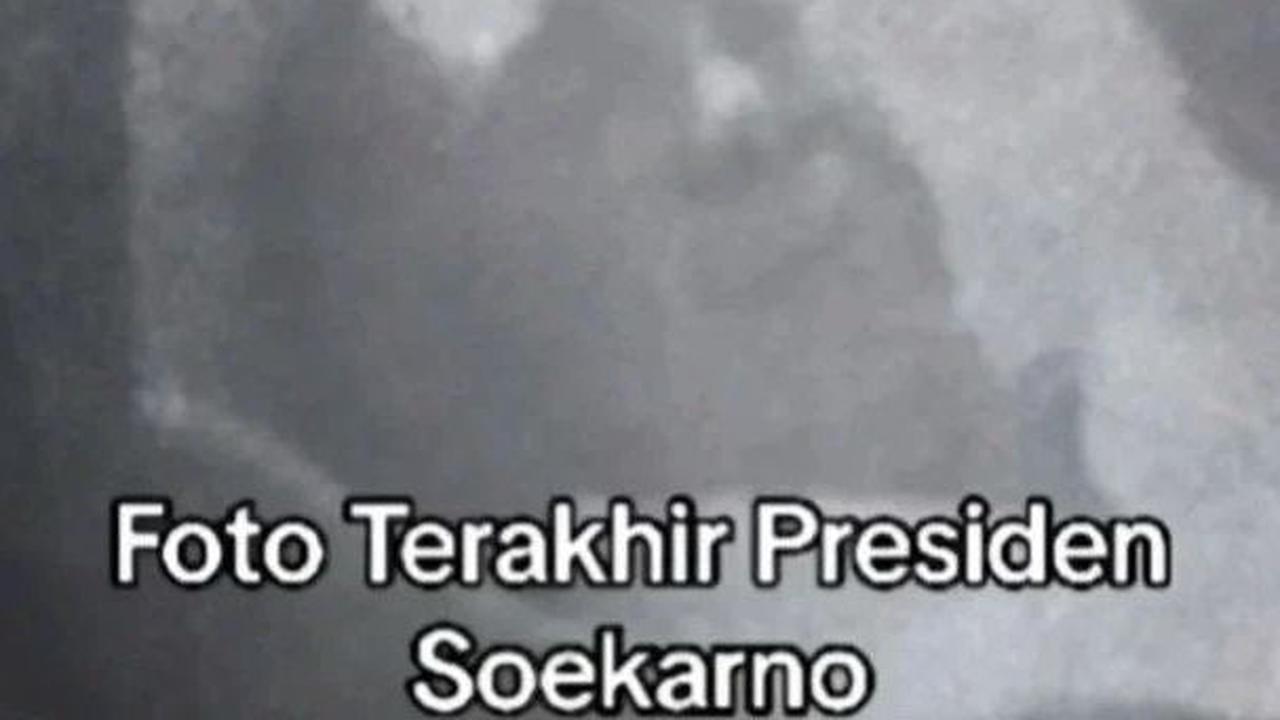 Potret pertama memperlihatkan sosok Ir. Soekarno sebelum menghembuskan napas terakhirnya. <br>