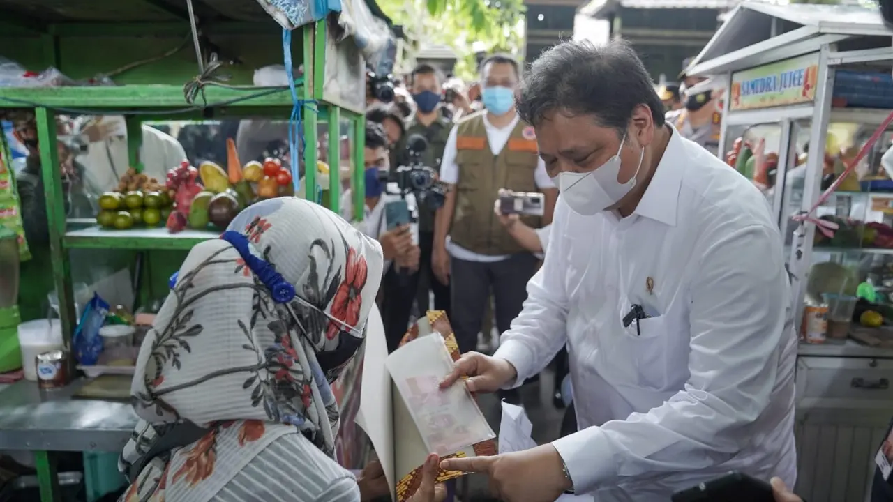 Menko Airlangga Hartarto menyalurkan bantuan PKL ke pedagang di Mataram. (Istimewa)