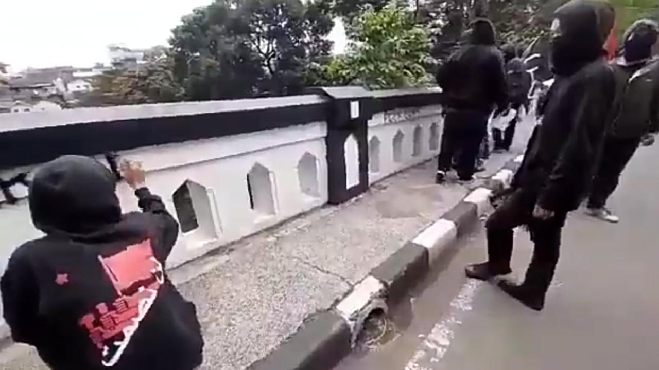 Warga Malang Geram ke Kelompok Baju Hitam yang Rusak Cagar Budaya saat May Day