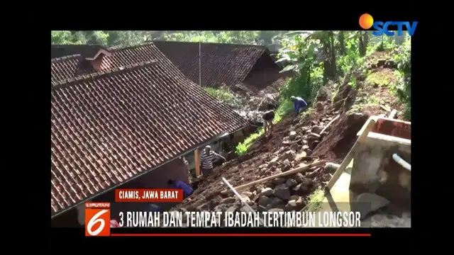 Tebing 10 meter di Ciamis, Jawa Barat, longsor hingga menimpa tiga rumah dan tempat ibadah.