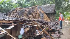 Belasan rumah rusak dan satu rumah roboh rata dengan tanah akibat angin kencang