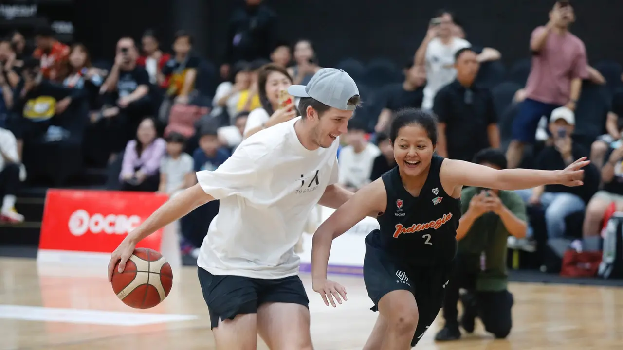 Austin Reaves berduel dengan Agustin Retong
